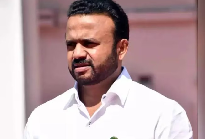 मंत्री जयकुमार गोरेंवर आरोप करणाऱ्या महिलेला एक कोटींची खंडणी घेताना अटक