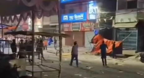 झारखंडमधील हजारीबाग येथे रामनवमीनिमित्त निघालेल्या मंगला मिरवणुकीत दगडफेक