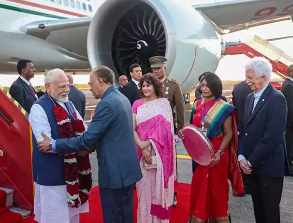 २०० मान्यवरांनी केले पंतप्रधान मोदींचे मॉरिशसमध्ये भव्य स्वागत