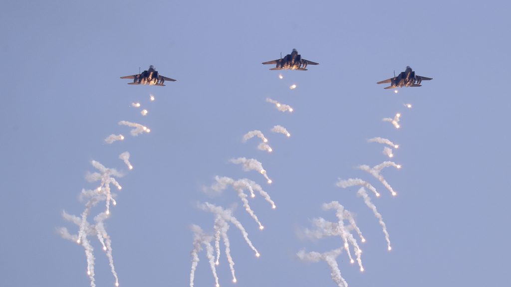 सैन्याच्या विमानातून नागरी वस्तीत चुकून झाला बॉम्बवर्षाव आणि…