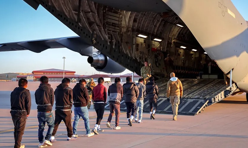 अमेरिकेतील घुसखोरांना मायदेशी पाठवण्याचा खर्च ३० लाख डॉलर्स, उड्डाणे स्थगित