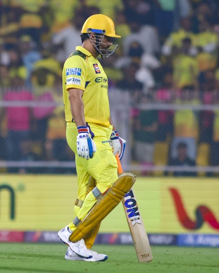 धोनीचा बॅटिंगक्रम खाली येण्याने चेन्नई सुपर किंग्जला किती फायदा ?