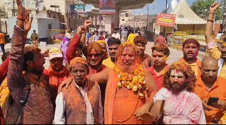 अयोध्येतील राममंदिर परिसरात इकबाल अंसारी, आचार्य परमहंस खेळले होळी