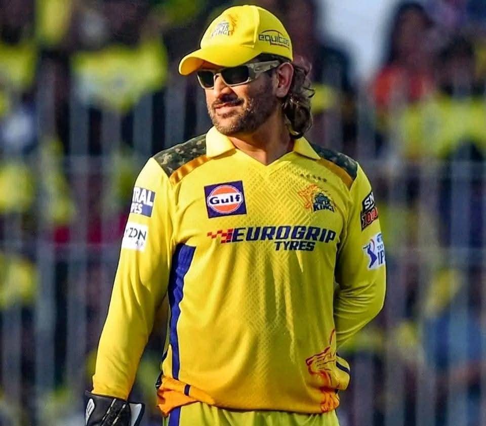 धोनीवर प्रश्न उपस्थित केले, बॅटने उत्तर देत गप्प केले – गावस्कर