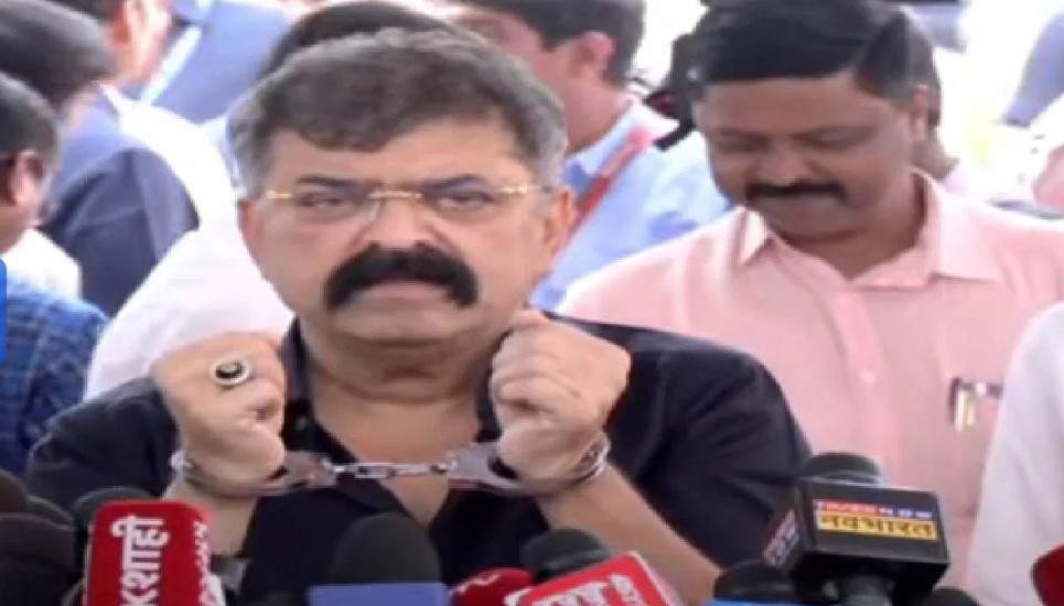 …अन हातात बेड्या घालून जितेंद्र आव्हाड पोहोचले अधिवेशनात!