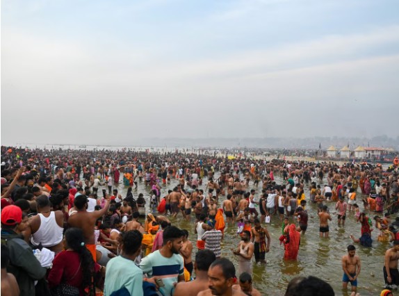 महाकुंभ मेळा संपला पण संगमात स्नान करण्यासाठी भाविकांची ये-जा सुरूच!
