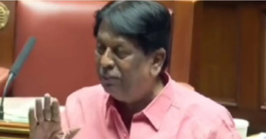 कर्नाटका: महिलांना मोफत गोष्ट देता तर दारू पिणाऱ्याला दोन बाटल्या मोफत द्याव्या!