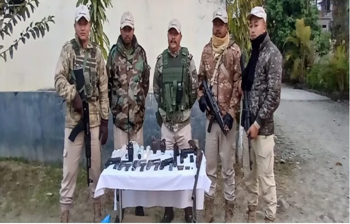 मणिपूर : लष्कराच्या शोध मोहिमेदरम्यान मोठ्या प्रमाणात शस्त्रे सापडली!