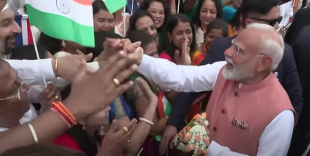 बँकॉकमधील स्वागताने पंतप्रधान मोदी भारावले