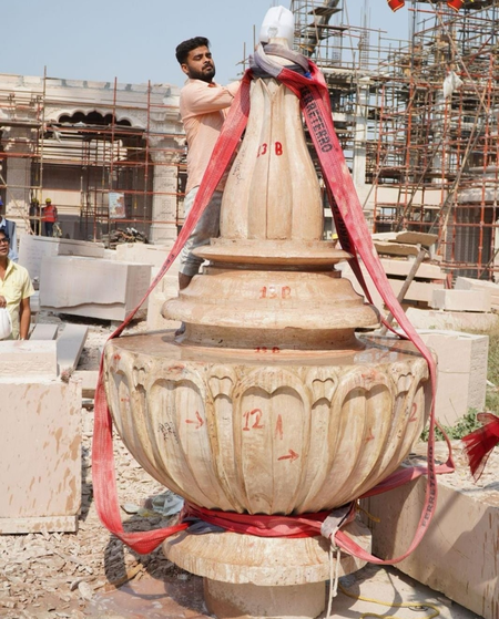 राम मंदिराच्या मुख्य शिखरावर कलश स्थापित