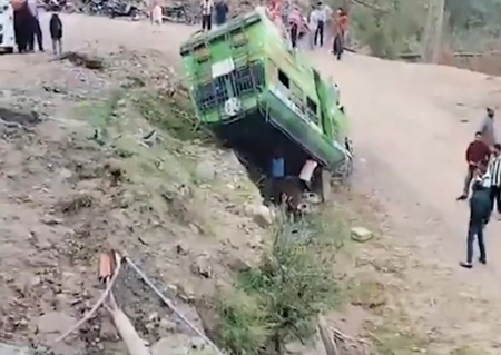 जम्मू-काश्मीरच्या राजौरीमध्ये मिनी बस उलटली