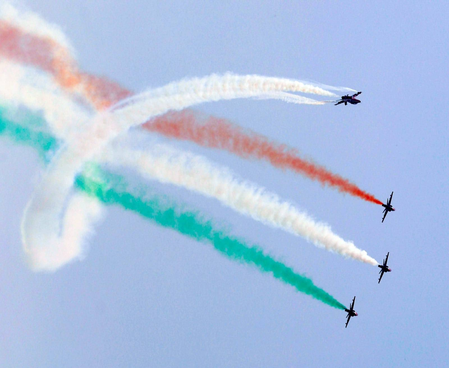 वायूसेनेच्या सूर्यकिरण टीमचा रोमांचकारी एअर शो