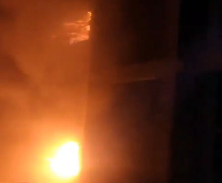 मुंबईच्या लोखंडवालामध्ये इमारतीत आग