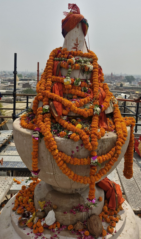 परकोट्यातील शिव मंदिराच्या शिखरावर कलशाची स्थापना