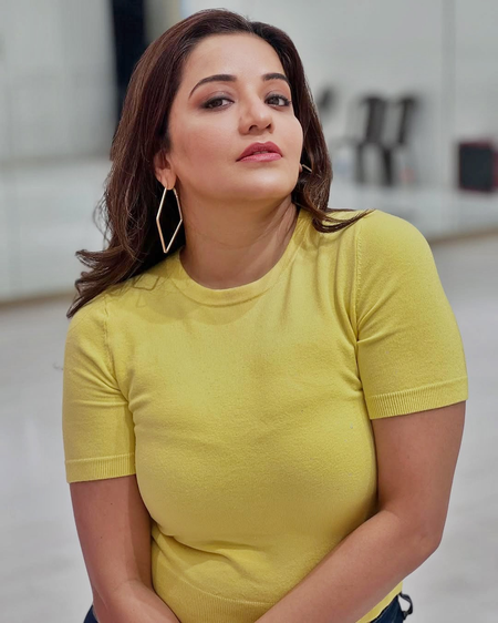 पिवळ्या टॉपमध्ये मोनालिसाने केले फोटोशूट, काय म्हणाले चाहते ?