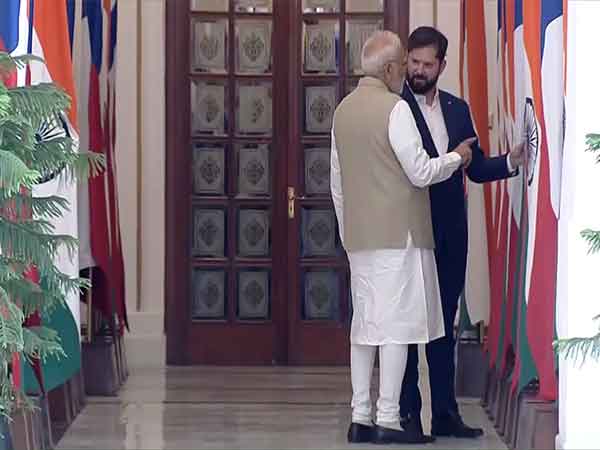 चिलीच्या राष्ट्राध्यक्षांना मोदींनी समजावला अशोक चक्राचा अर्थ!