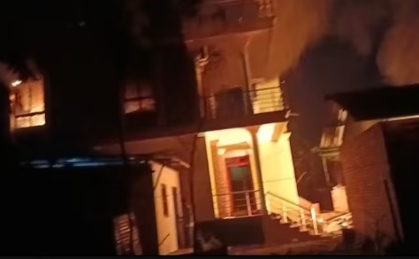 वक्फ विधेयकाचे समर्थन केले, भाजपा नेत्याचे घर पेटवले