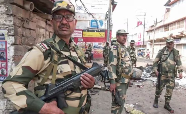 मुर्शीदाबादेत दंगलखोरांकडून लाखोंची लूट, कायमचा बीएसएफ कॅम्प हवा!