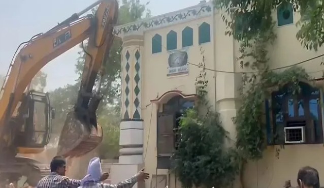 वन खात्याच्या जमिनीवर उभ्या केलेल्या ५० वर्षे जुन्या अनधिकृत मशीदीवर चालवला बुलडोझर