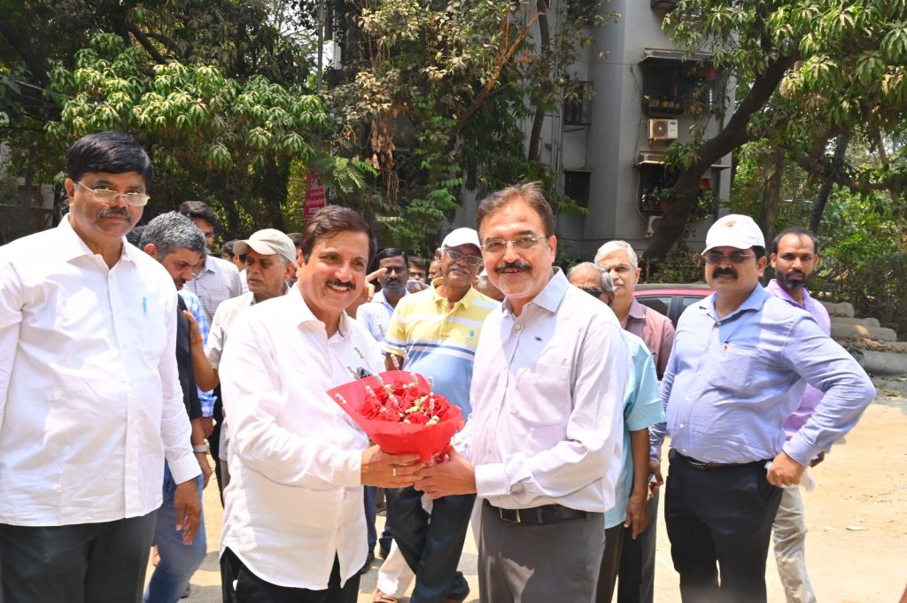 रस्त्यांची कामं फास्ट ट्रॅकवर पूर्ण करा, नागरिकांची त्रासातून सुटका करा!