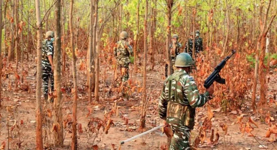२० हजार जवानांनी एक हजार नक्षलवाद्यांना घेरले, पाच नक्षलवादी ठार!