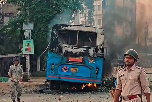 १० हजारांचा जमाव, प्रचंड जाळपोळ, पोलिसांवर हल्ले, हिंदू कुटूंब हेच लक्ष्य… मुर्शीदाबादेचे भयावह वास्तव आले समोर