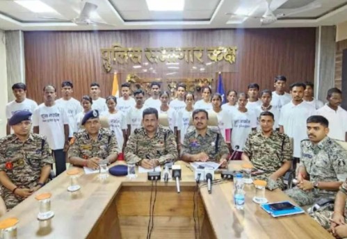 छत्तीसगडमध्ये ३३ नक्षलवाद्यांचे आत्मसमर्पण; १७ जणांवर ४९ लाखांचे बक्षीस