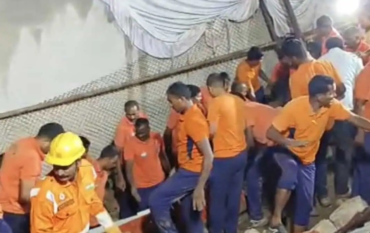 विशाखापट्टणममध्ये भाविकांच्या अंगावर भिंत कोसळून आठ जणांचा मृत्यू