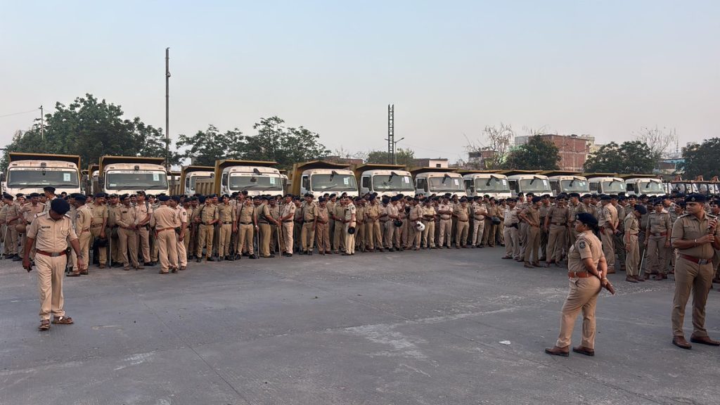 अहमदाबादेत बांगलादेशींना उखडून टाकण्यासाठी ८० जेसीबी, ६० डंपर