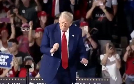डोनाल्ड ट्रम्प यांनी नृत्य करून का जल्लोष केला ?