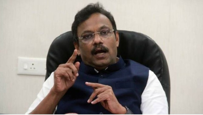 गांधी परिवार कायद्यापेक्षा मोठा नाही, पोरकट आंदोलनं टाळा!