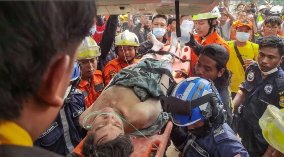 तो पाच दिवस इमारतीच्या ढिगाऱ्याखाली जिवंत होता…