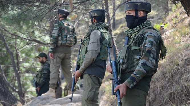 कठुआत सुरक्षा दलांनी तीन दहशतवाद्यांवर रोखल्या बंदुका!