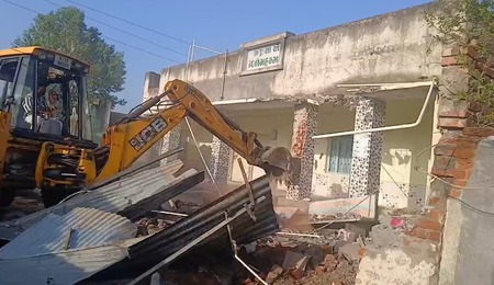 पाकिस्तानशी संबंध असलेल्या मौलानाच्या मदरशावर बुलडोझर कारवाई