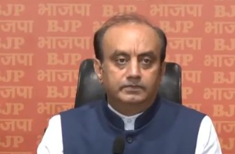 काँग्रेसचे नेते सैन्याचं मनोबल ढासळवतायत