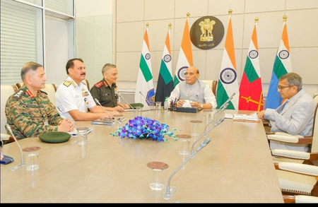 संरक्षण मंत्र्यांनी  उच्चस्तरीय बैठकीत कोणते आदेश दिले ?