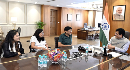 भारत कोणत्या सेक्टरसाठी जागतिक उत्पादन आणि निर्यात केंद्र बनू शकतो ?