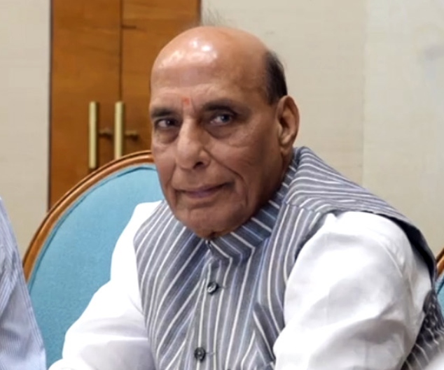 संरक्षणमंत्री भुज एअरबेसला भेट देणार