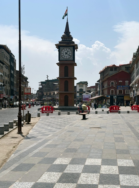 अजूनही शिकारे-हाऊसबोट्स ओस