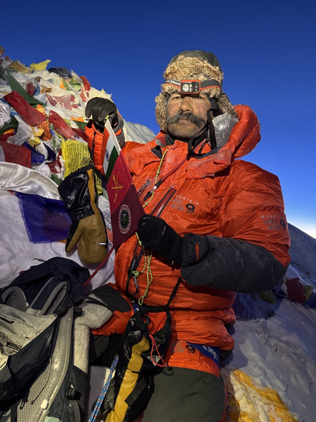 संयुक्त राष्ट्रीय गिर्यारोहण पथकाने माउंट एव्हरेस्ट सर केलं