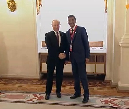 पुतिन यांची संरक्षण राज्यमंत्री संजय सेठ यांनी घेतली भेट