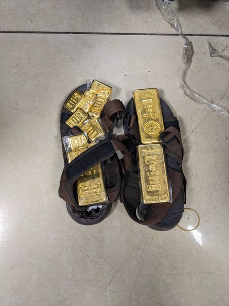 चप्पलमधून सापडले ३.८६ कोटींचे सोनं