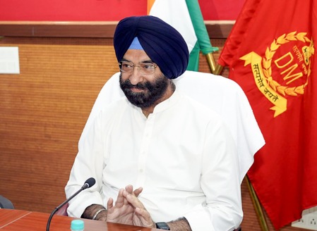 देशभक्ती रक्तातून येते, फॉर्म भरून नाही