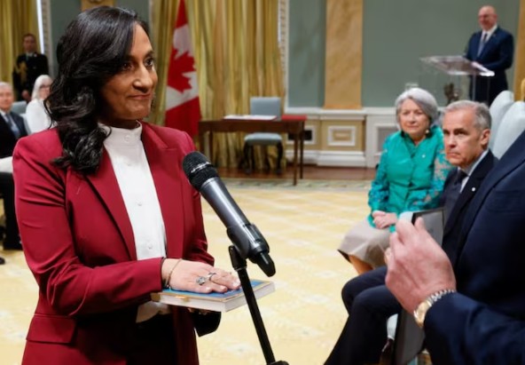 कॅनडाच्या परराष्ट्र मंत्र्यांनी गीतेवर हात ठेवून घेतली शपथ; कोण आहेत अनिता आनंद?