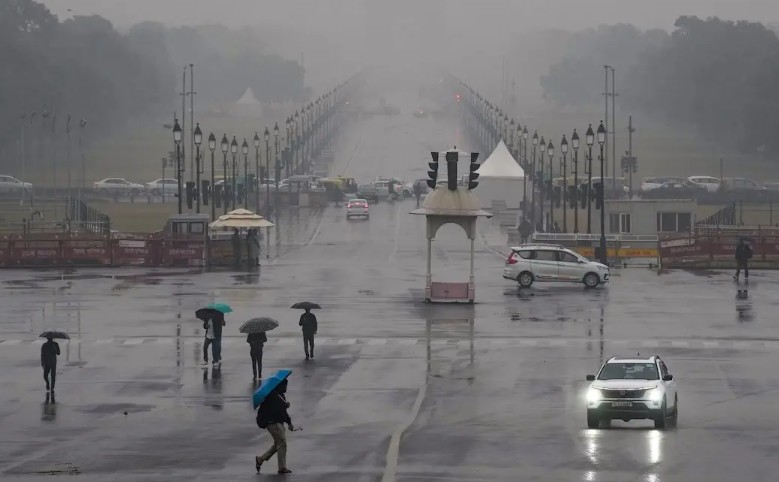 राजधानीत वादळी वाऱ्यासह मुसळधार पाऊस; जनजीवन विस्कळीत