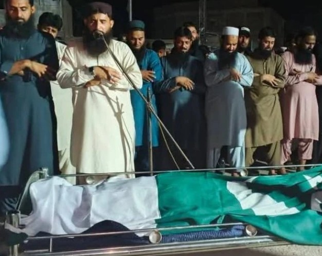 संतापजनक! दहशतवादी खालिदवर पाकच्या ध्वजासह शासकीय इतमामात अंत्यसंस्कार