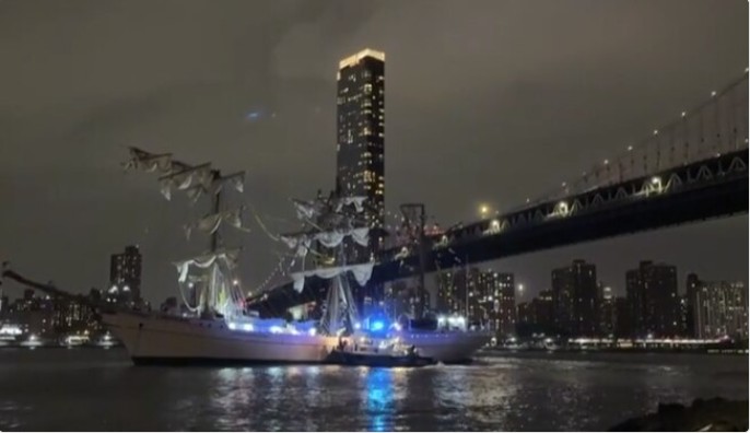 २०० प्रवाशांसह मेक्सिकन नौदलाचे जहाज ब्रुकलिन ब्रिजवर आदळले!