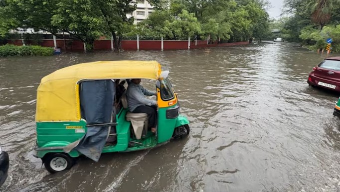 दिल्लीत मुसळधार पावसामुळे २०० हून अधिक विमानांना फटका!