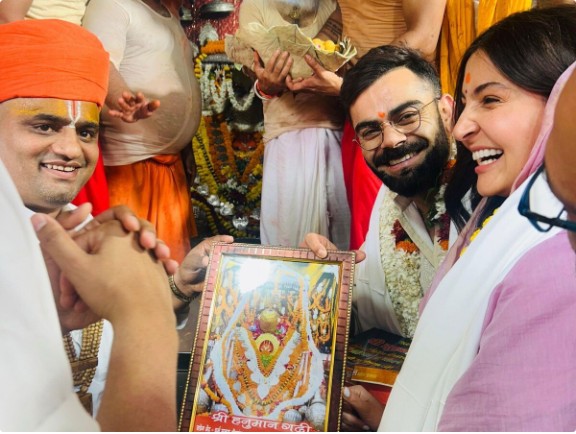 विराट कोहली-अनुष्का शर्मा पोहोचले अयोध्येत, राम लल्लाचे घेतले दर्शन!