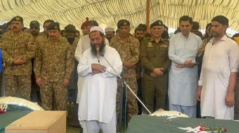 दहशतवाद्यांच्या अंत्यविधीत पाकचे लष्कर!